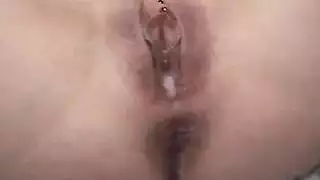 يدس زبه داخل كس الصغيرة الحلوة ويفشخها نيك على السرير