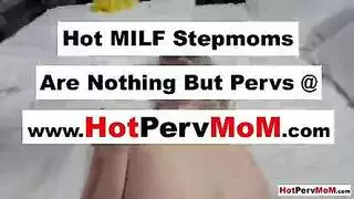 زوجة الأب تشعر بالإثارة وتقبض على قضيب ابن زوجها النائم