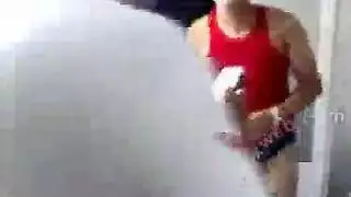 لقطات صريحة من بيت دعارة: شاب يصور أوجيته