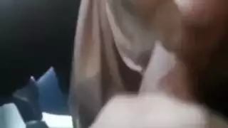 زوجة محجبة تمص الزب في السيارة حتى يقذف في بلعومها