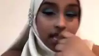لبوه اوى سمرا وهايجه من اسوان كسها مولع بتريحه بطريقتها
