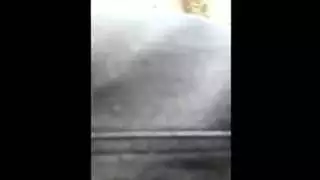 الفتاة الشابة في الحجاب تبلع القضيب في السيارة