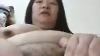 الفتاة الصينية تبذل قصارى جهدها لتدفئة حبيبتها، روسي في غرفة المعيشة الخاصة به.
