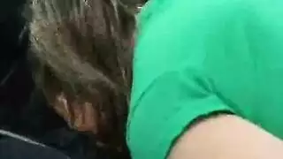 الرجل المقرن يستعد لممارسة الجنس مع صديق عائلتها ، بمجرد أن تقوم بتصوير فيديو له