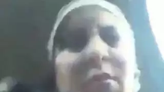 قحبة جزائرية تصور نفسها تتناك من شيباني في السيارة