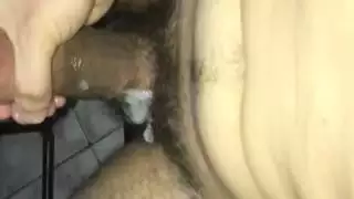 يهز اللاتيني العضلي في الحمام