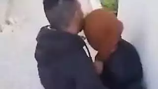 مراهقون عرب يحاولون ممارسة الجنس في مكان عام