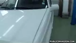 يتم توسيع كس هذه الفتاة الصغيرة بواسطة هذا الديك الكبير