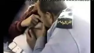 شرطي عربي ينيك فتاة و يلحس بزازها داخل السيارة و يحاول ان ينيكها بقوة