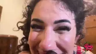 صديقتي في الغرفة لديها حلق لا تنتهي أبدًا