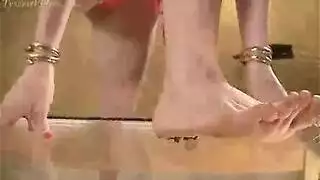 امرأة سمراء فاتنة وين الرقص ينفذ مع أحد الآسيوية