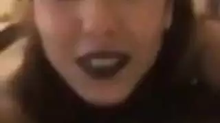 تُظهر الفتاة التركية الثدي والرقصات على