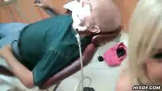 طبيبة الاسنان تتناك من المريض