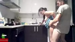 امرأة سمراء مارس الجنس أثناء الطهي من قدميها