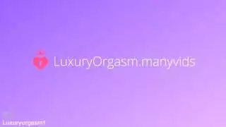 إنه يضغط على ثديي الكبير قرنية