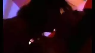 المرأة التايلاندية الساخنة تمارس الجنس المشبعة بالبخار مع صديقاتها ، بينما يخرج زوجها من المدينة.