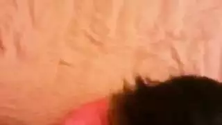 امرأة سمراء حلوة يعطي الرأس ويحصل على مارس الجنس.