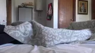 خادمة فندق تركية تشعر بالانزعاج عندما يظهر السياح صاحب الديك الأسود الكبير