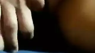 امرأة سمراء الساخنة في جوارب مارس الجنس على طاولة التدليك