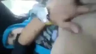 المعلم بالإصبع كس في السيارة