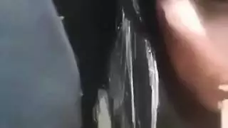 شرموطة جزائرية ترضع الزب في المقعد الخلفي لسيارة