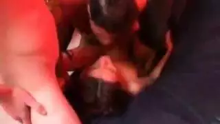 امرأة سمراء عاهرة مارس الجنس في ملهى ليلي من قبل رجل يتقاضى أجرًا