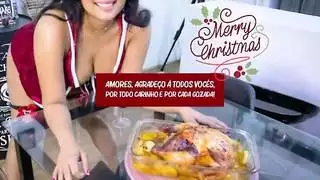 جوليا كاريوكا دي ماما نويل خامدة شقيقها في تركيا في عيد الميلاد مع الكثير من اللعاب والجمل المنقوع