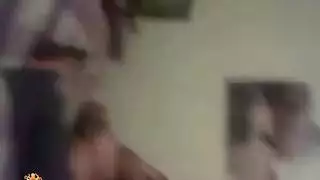 منحرف يصور زوجته المحجبة نائمة ويبعبص في بزازها الملبن