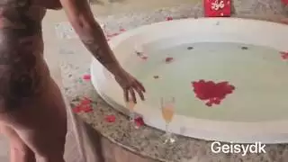 أعطاني صديقي الصغير كهدية للزوج وقمنا بممارسة الجنس مع هذا كس الساخنة كثيرًا