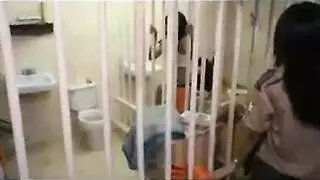 سحاق ثلاتي في زنزانة مع حارسة السجن