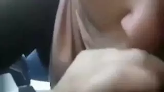 زوجة محجبة ترضع الزب في السيارة