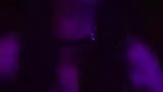 مربوطة في غرفة الظلام مع هزاز ليل