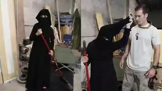 جولة من الغنائم يتم ملاحظة أرضية مسلمة كاسحة من قبل جندي أمريكي قرنية