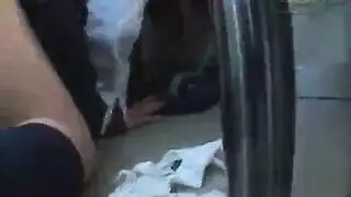 طالبة مدرسة ساخنة راكب ينيكها في حمام القطار و يغتصبها رغما عنها