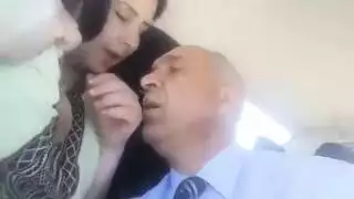 مغربية ناضجة تقبل شفتي صاحب زوجها و تتناك منه
