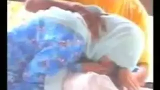 بنت محجبة بلوجوب في الطبيعة