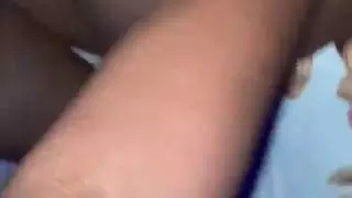 ينزلق الديك الأسود المتستر إلى كس في سن المراهقة الرطب