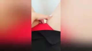 أخت الشابة تستمني بوسها الرطب من خلال سراويل حمراء عندما تكون المنزل وحده الفخامة