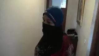خادمة مسلم غير مخلصة لا تمانع في تنظيف الديك الكبير الدهون للحصول على نصيحة!