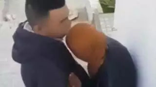التقطت الكاميرا الخفية امرأة في الحجاب امتص صديق في الشارع
