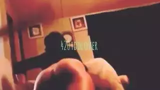 يعاقب المراهق العربي ويضرب لكونه فتاة سيئة داخل الغرفة الحمراء