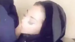 الفتيات المسلمات تربط في النقاب