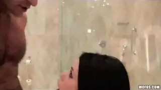 الهواة فتاة يحصل الحمار مارس الجنس من الصعب في الحمام