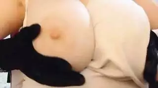 فتاة مع ثدي كبير على تكشف ثدييها