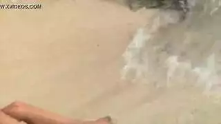 مفلس نموذج بريتيكان مارس الجنس على الشاطئ.