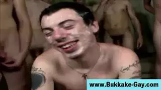Bukkake الرجل يحصل مارس الجنس في المجموعة