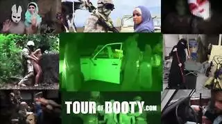 جولة في الغنائم الجنود العسكريين المارقين يتسللون إلى المومسات العربية على القاعدة