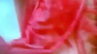 مفيش امتع من الاحمر الشفاف على جسم اللبوه اللى بتهيج جوزها المسافر بعرض نيك