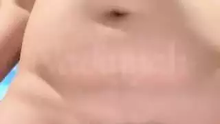 الفرخ العربي عاريا تماما ومضايقة مع ثديها الطبيعي الكبير وجمل مشعر الضيق
