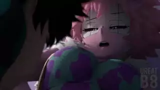 شقراء متعرج تمنع ثديها الساحر والحمار المستديرة